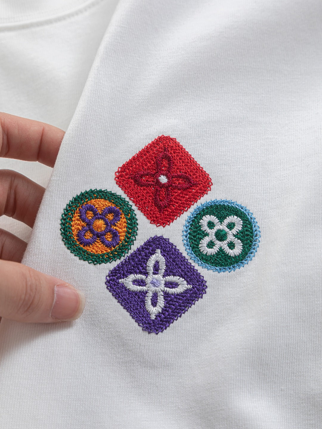 Four leaf clover embroidered round neck T-shirt