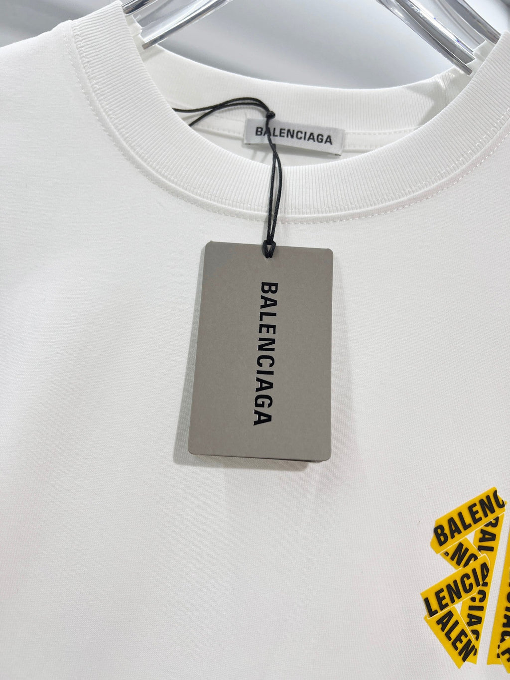 Chest patch splicing yellow adhesive tape offset letter round neck T-shirt
