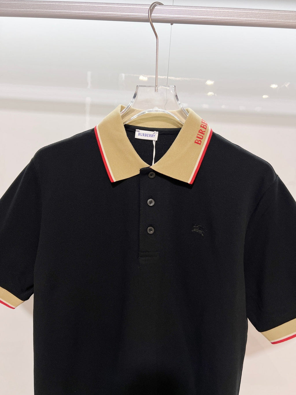 Color blocked flat machine collar with dark embroidery letters polo shirt