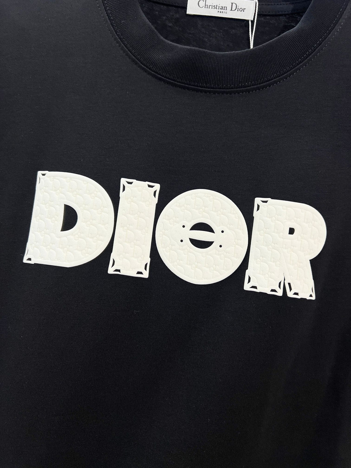 Solid color three-dimensional raised offset letter round neck T-shirt