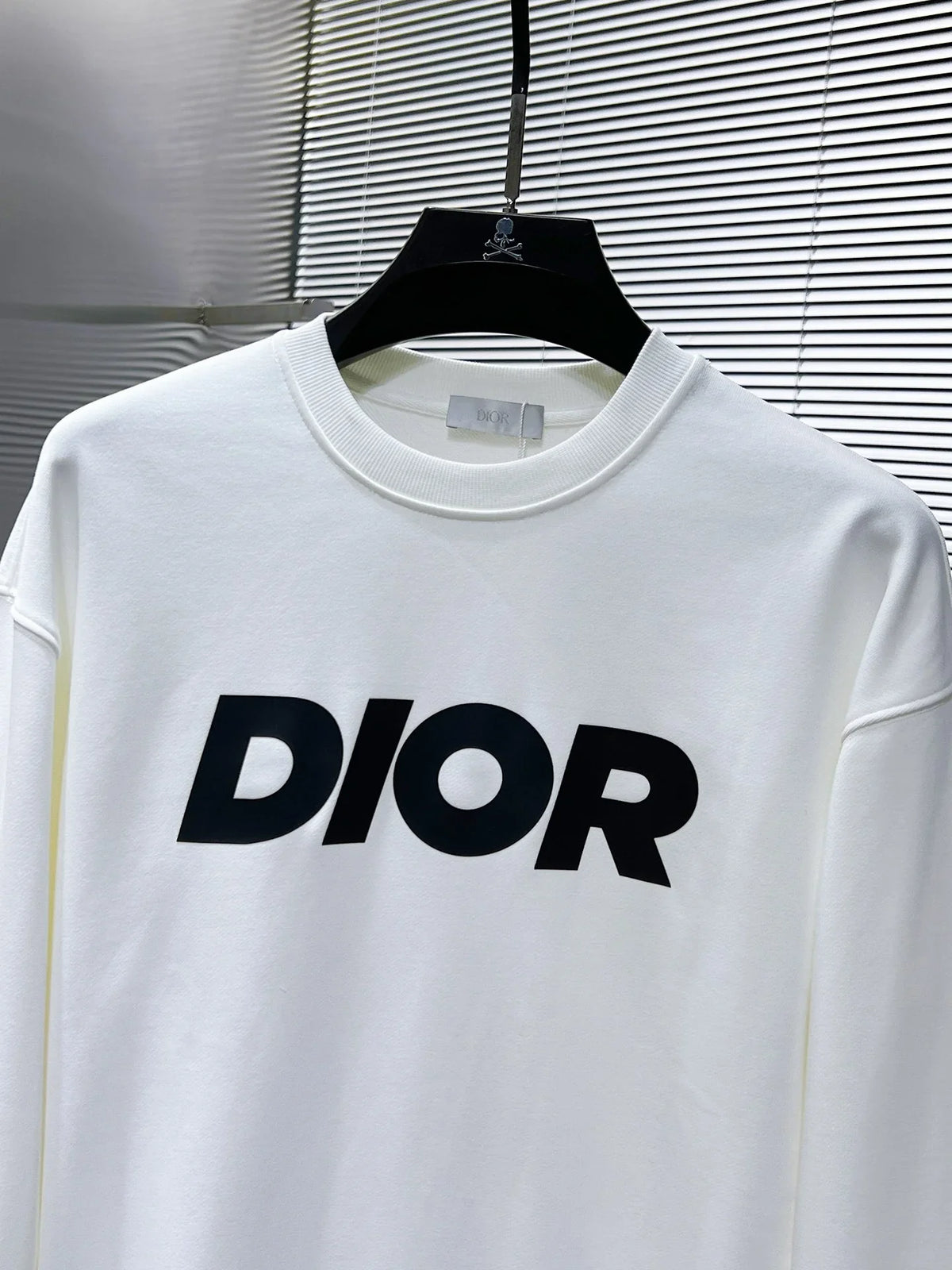 New long sleeved round neck sweatshirt