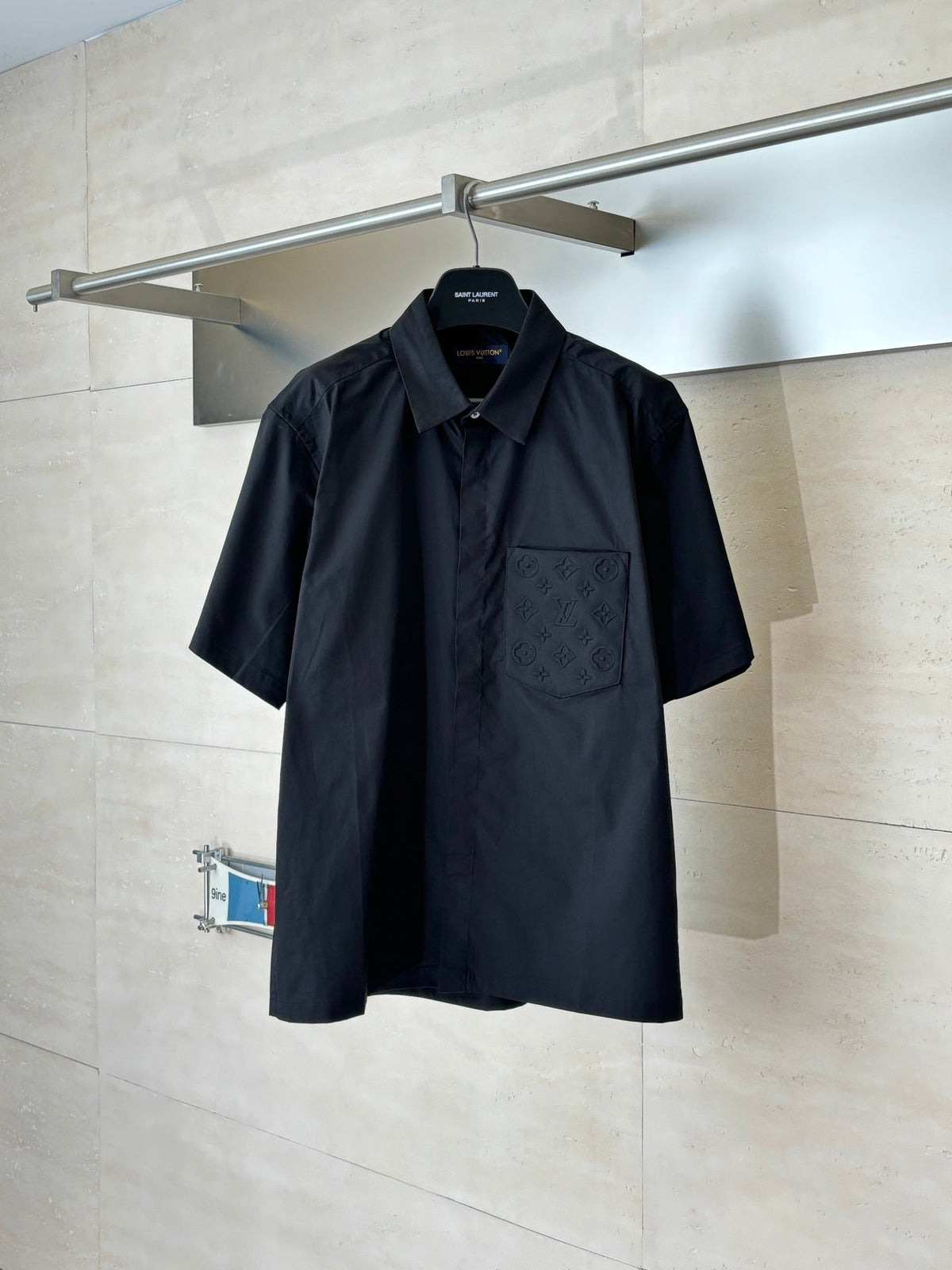 The embossed pocket lapel short sleeved shirt