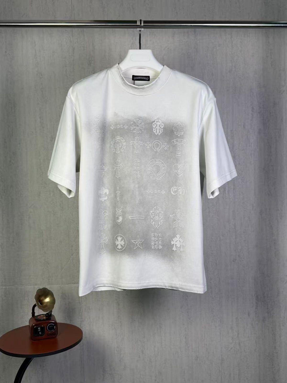 Burnt flower sticker embroidered round neck short sleeved T-shirt