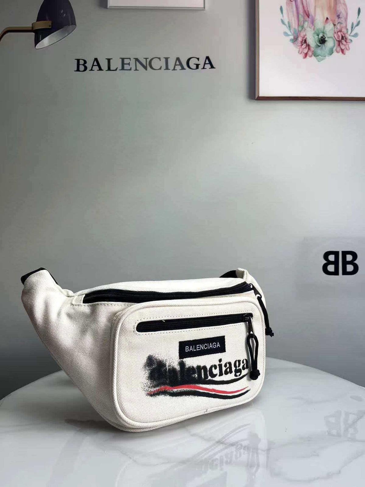 Canvas chest bag waist bag is simple and lightweight