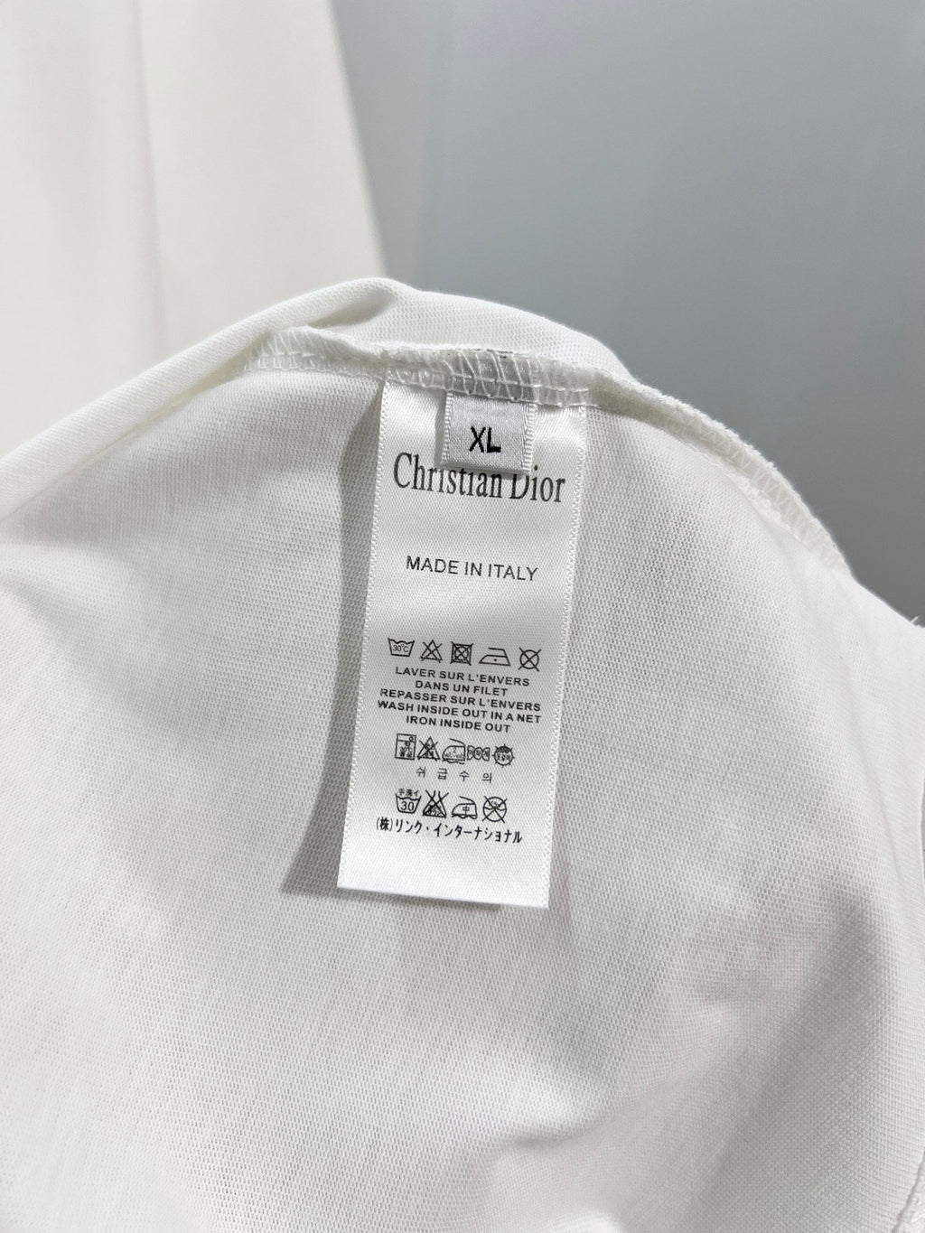 Solid color three-dimensional raised offset letter round neck T-shirt