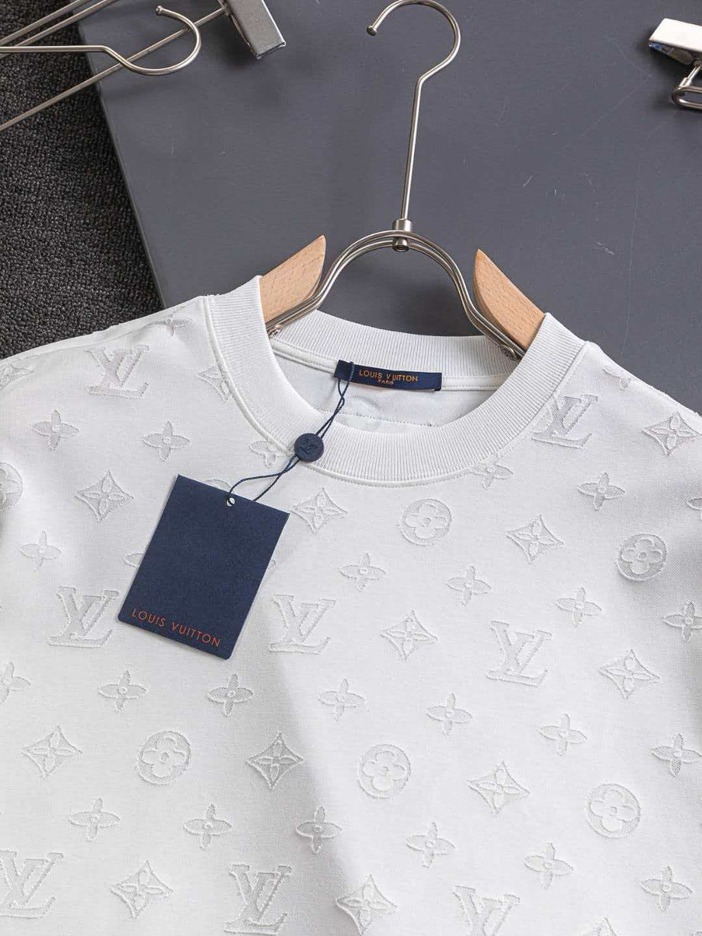 Full cut burnt letters short sleeved slightly wide