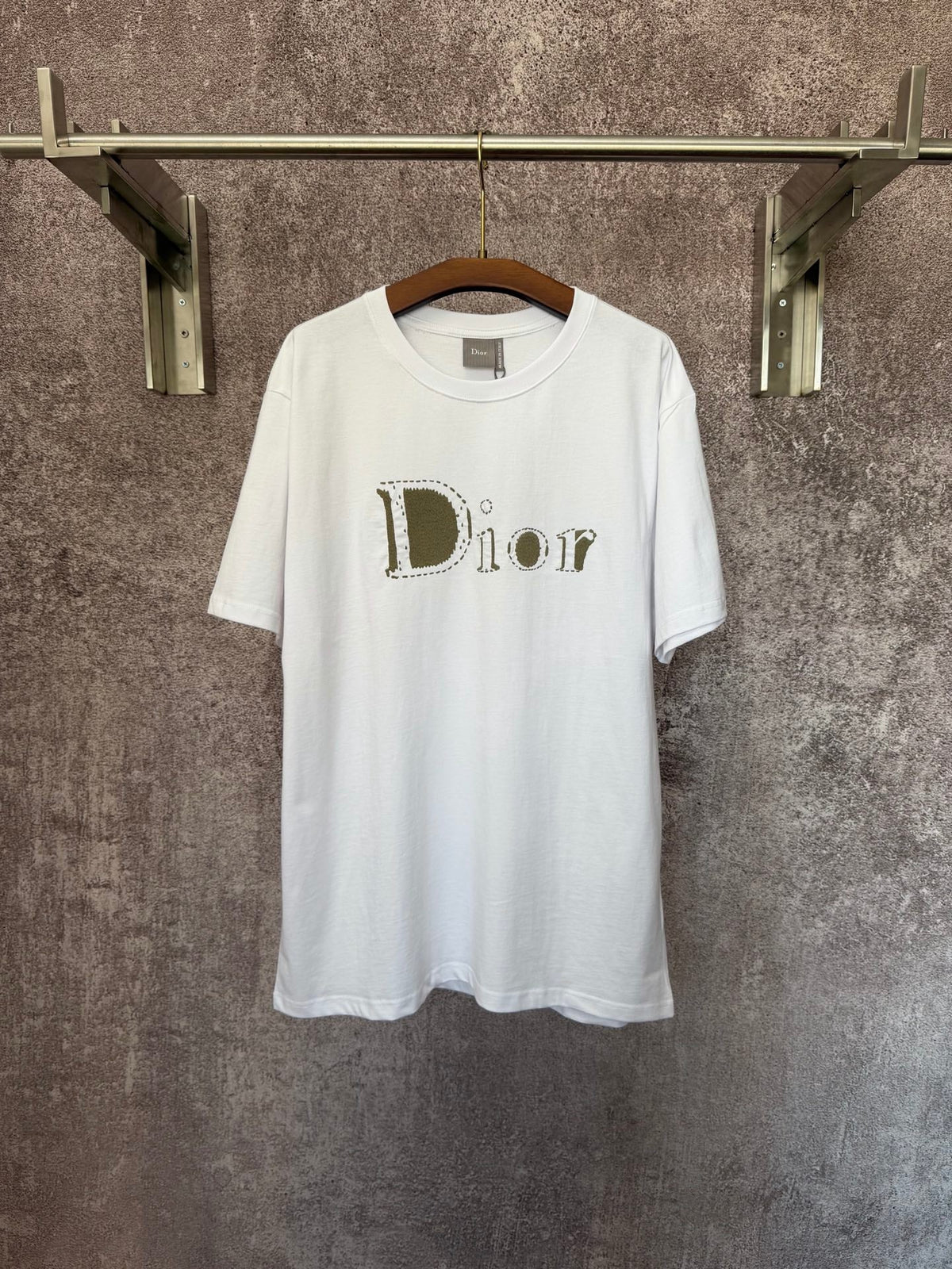 Short sleeved T-shirt with letter embroidery style