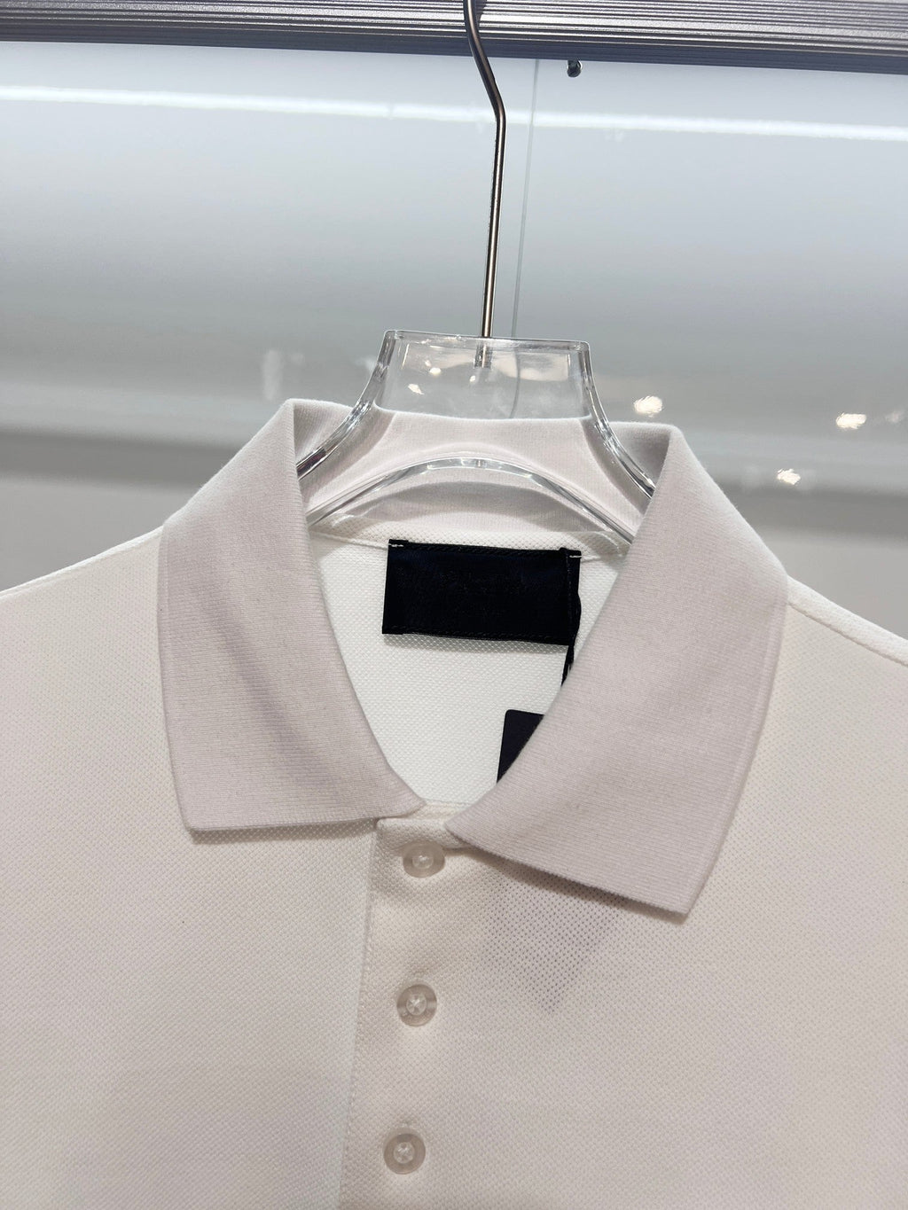 Chest pocket with metal triangle logo, leather seal, letter polo shirt