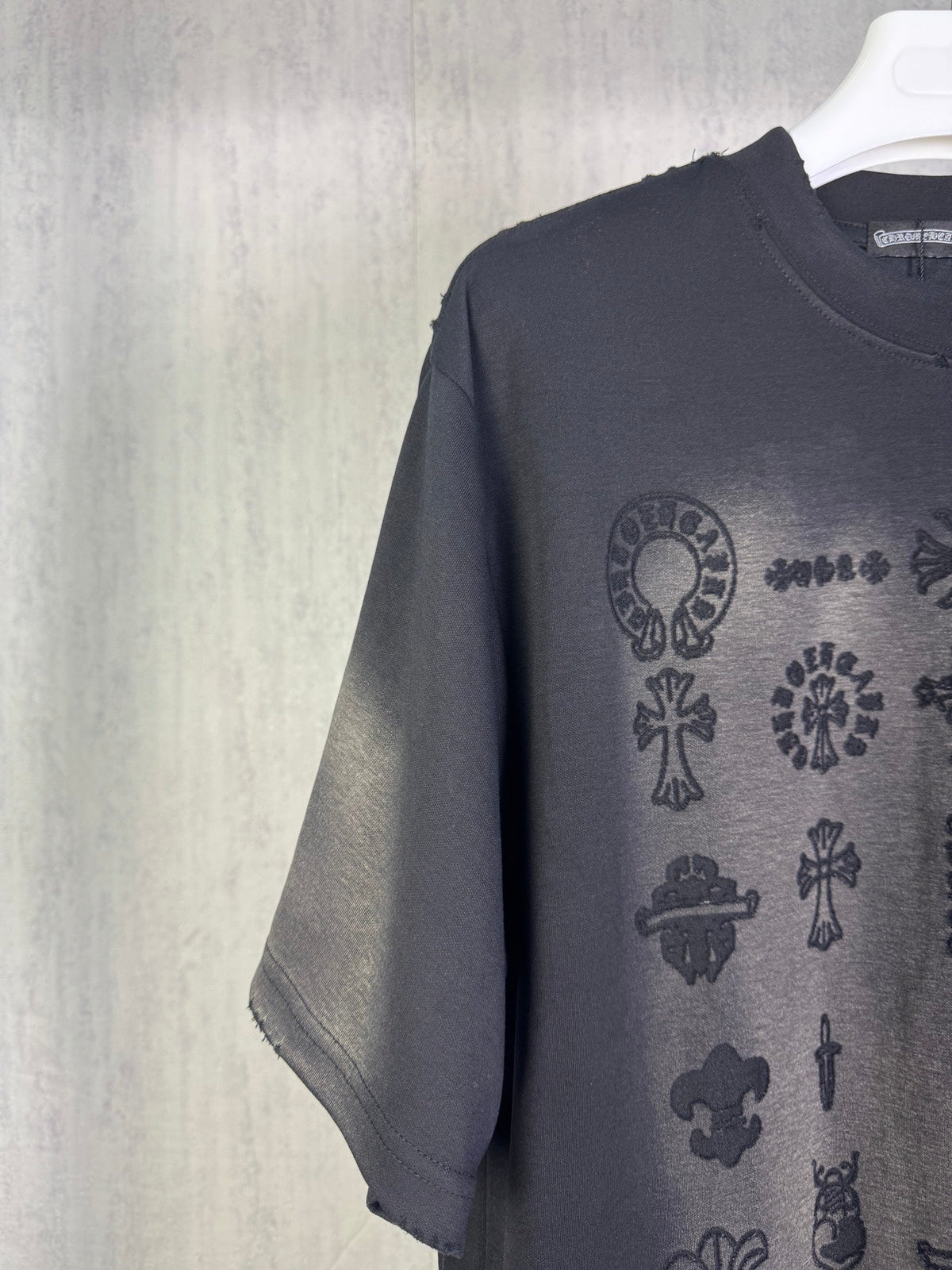 Burnt flower sticker embroidered round neck short sleeved T-shirt