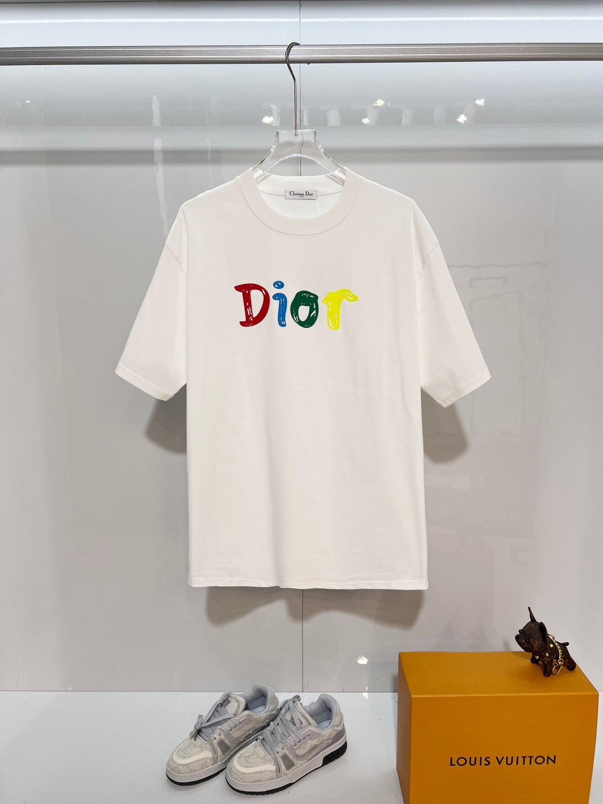 Minimally contrasting offset printed letter round neck T-shirt