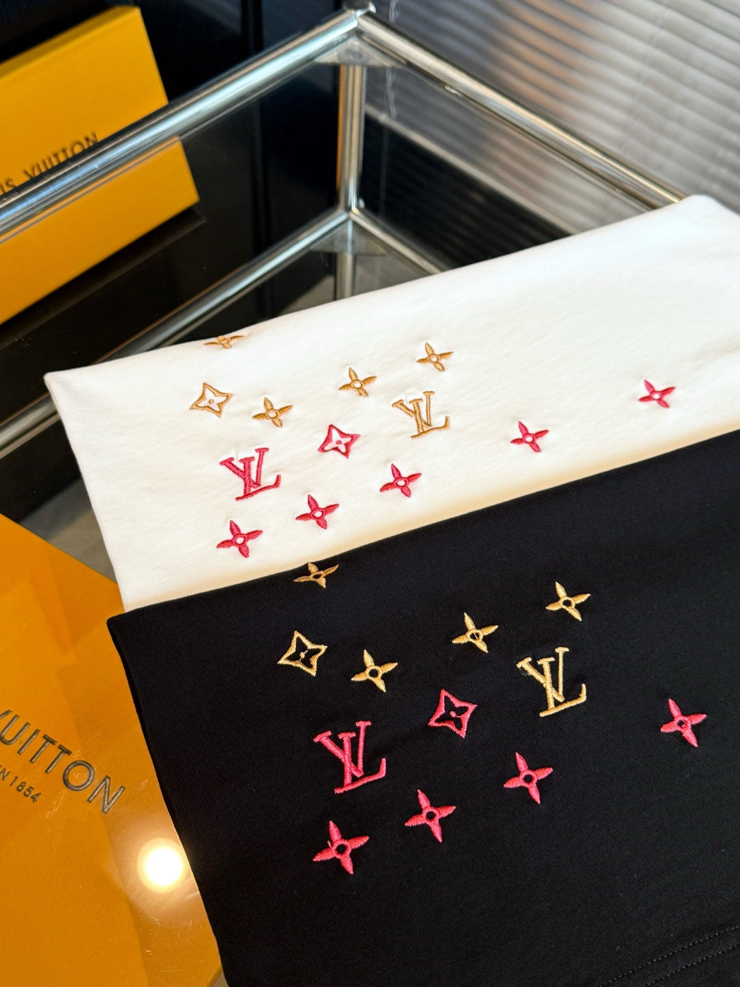 Embroidered short sleeves with lettering and floral logo