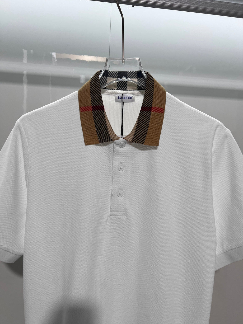 Minimally spliced contrasting plaid collar with letter polo shirt