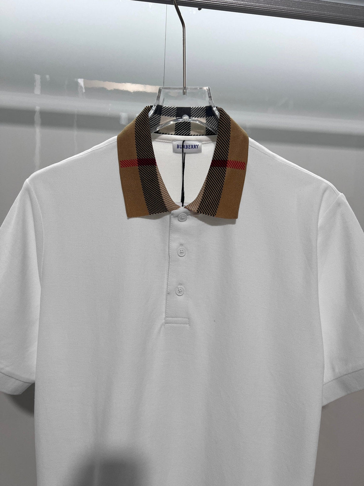 Minimally spliced contrasting plaid collar with letter polo shirt