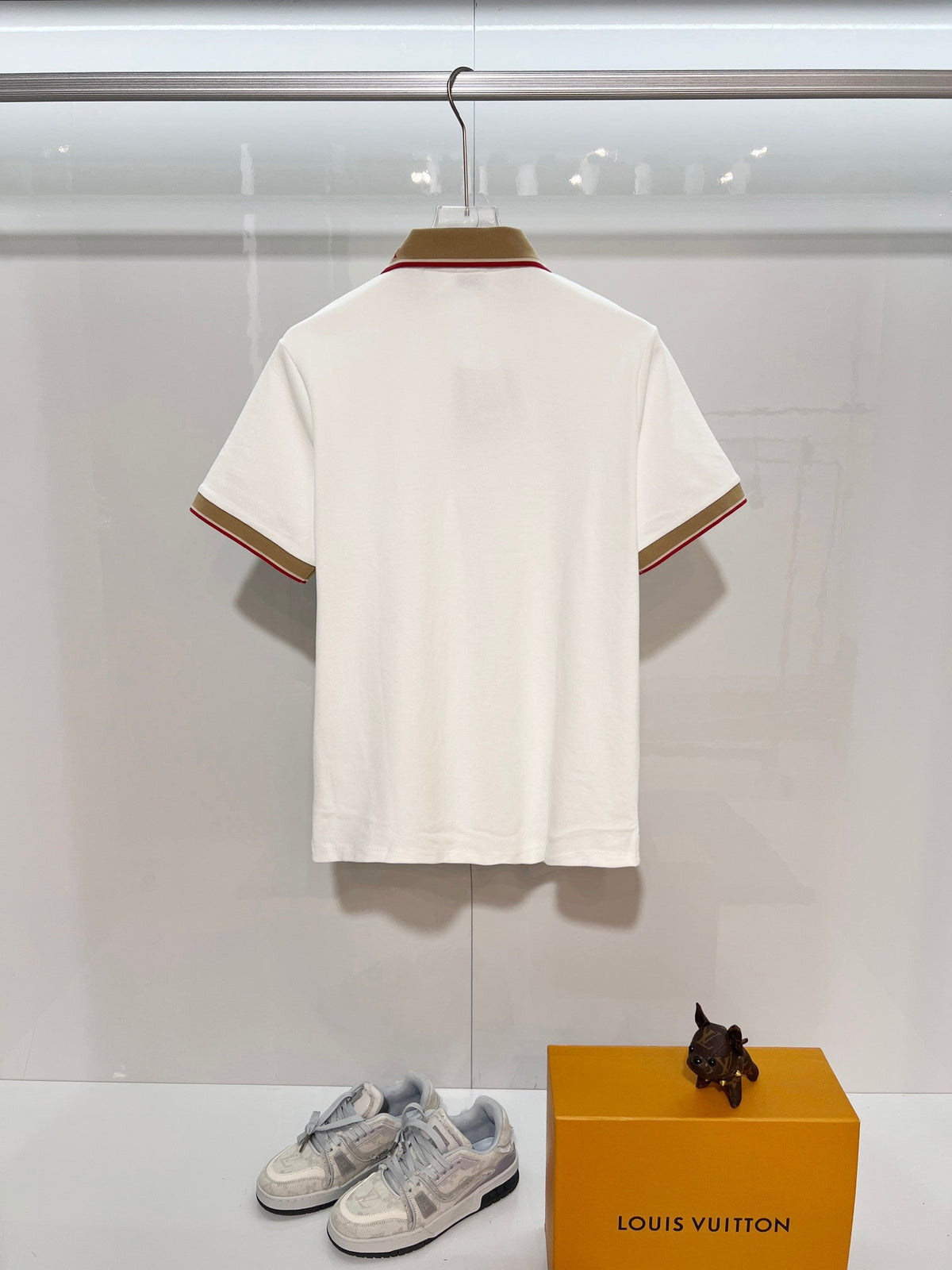 Color blocked flat machine collar with dark embroidery letters polo shirt