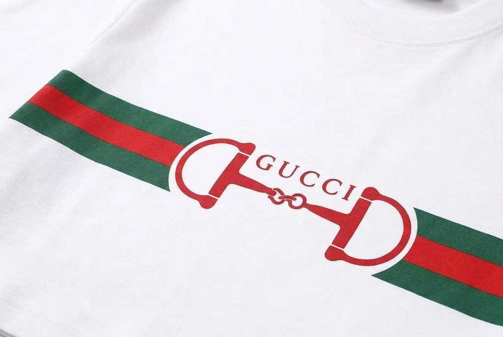 Classic red and green color scheme with horseneck buckle letter printed short sleeved T-shirt