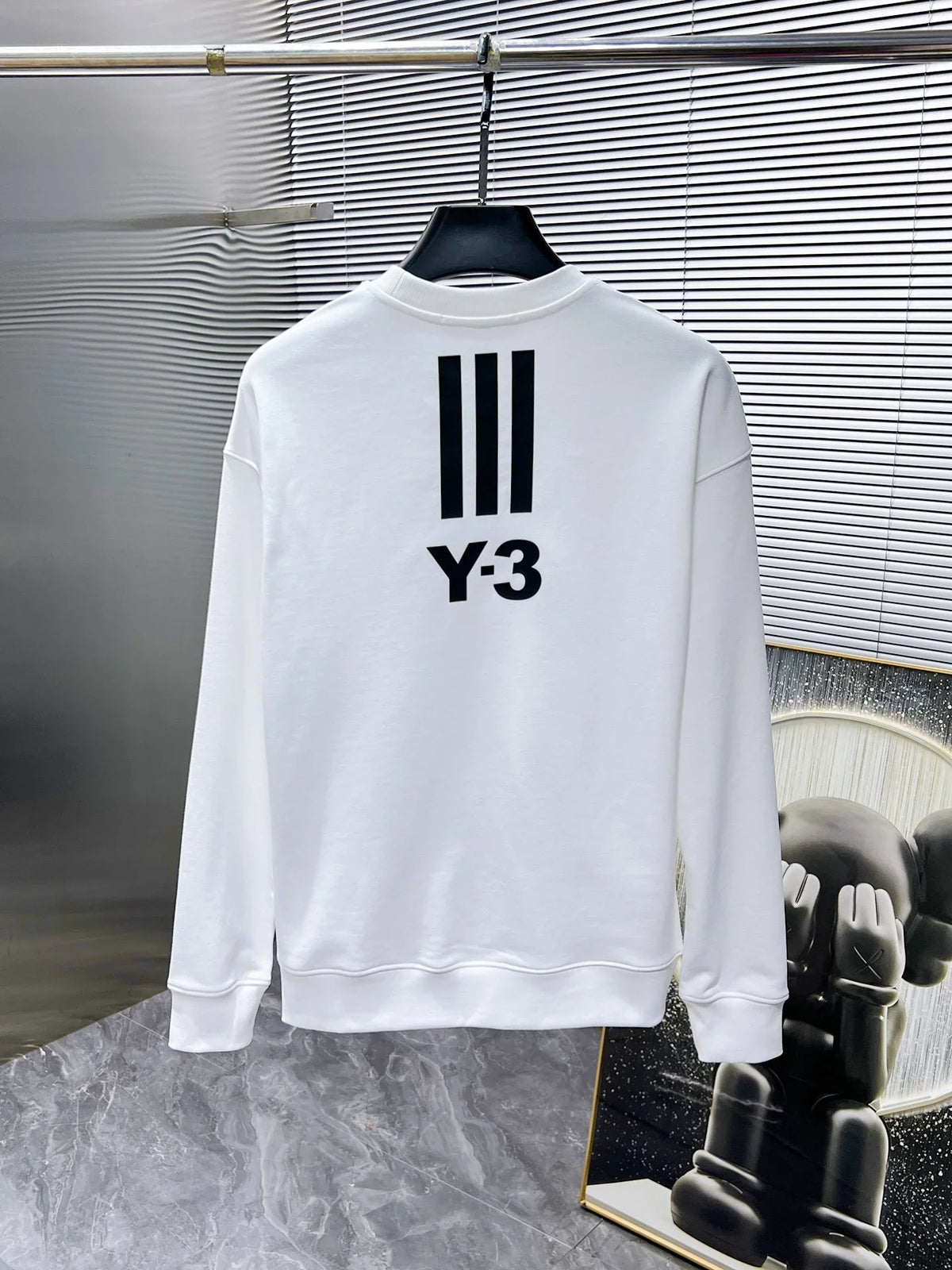 New long sleeved round neck sweatshirt