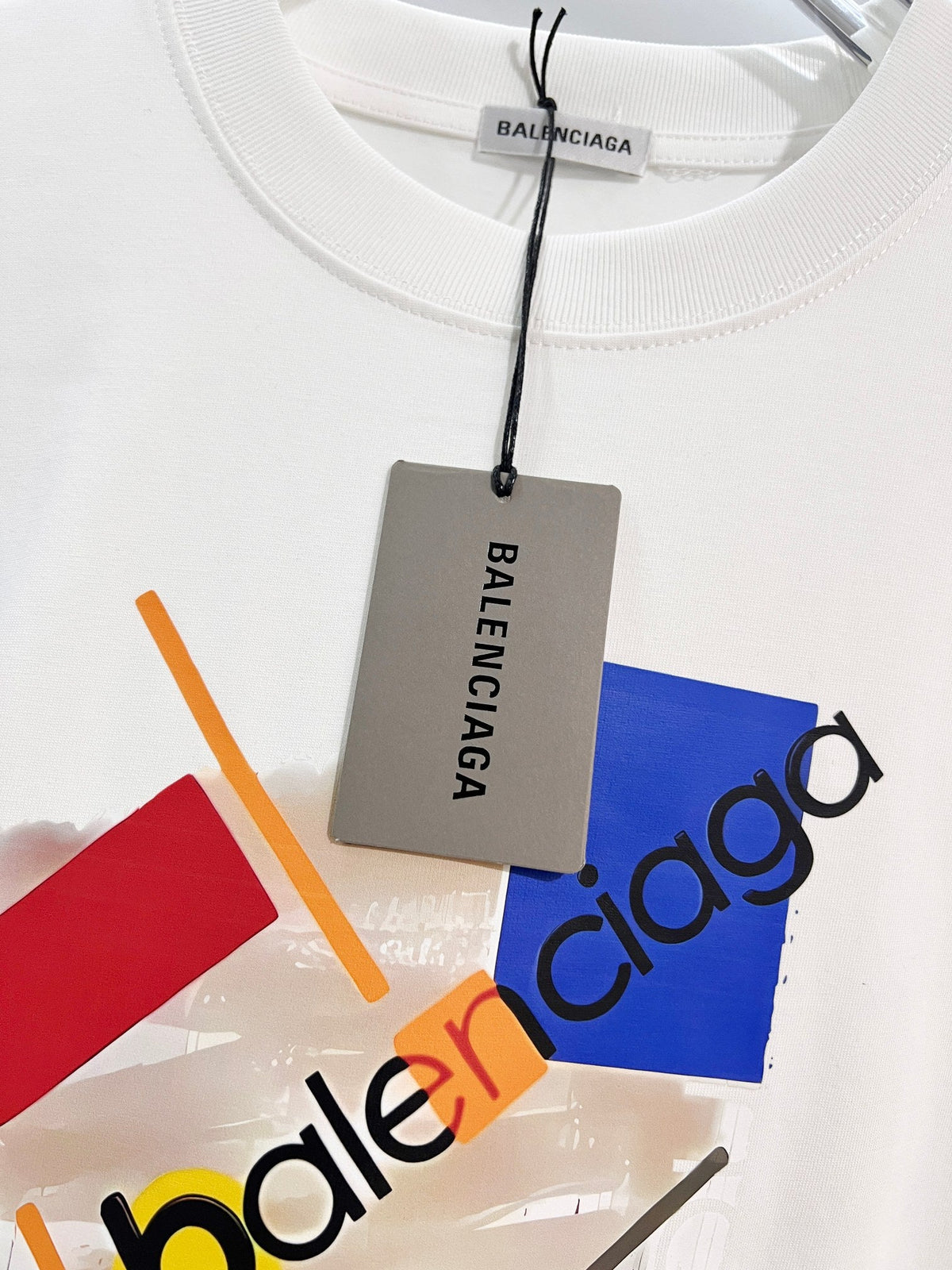 Color blocked graffiti letter round neck T-shirt