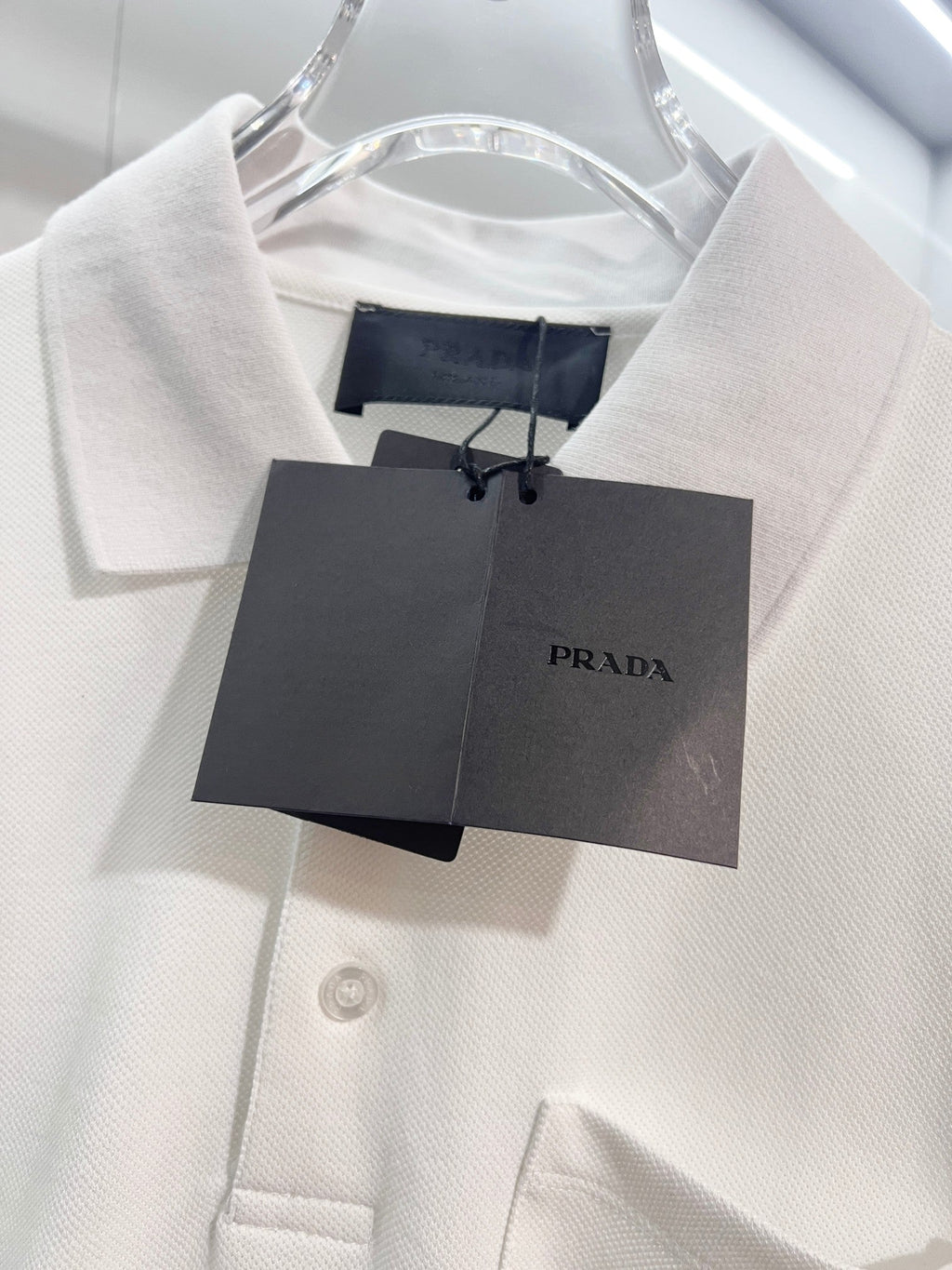 Chest pocket with metal triangle logo, leather seal, letter polo shirt