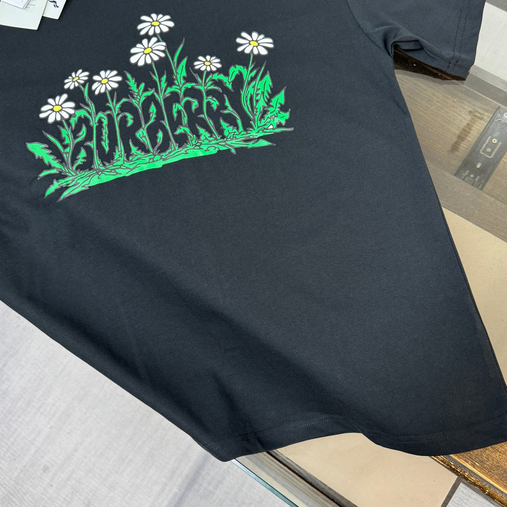 Latest short sleeved round neck T-shirt