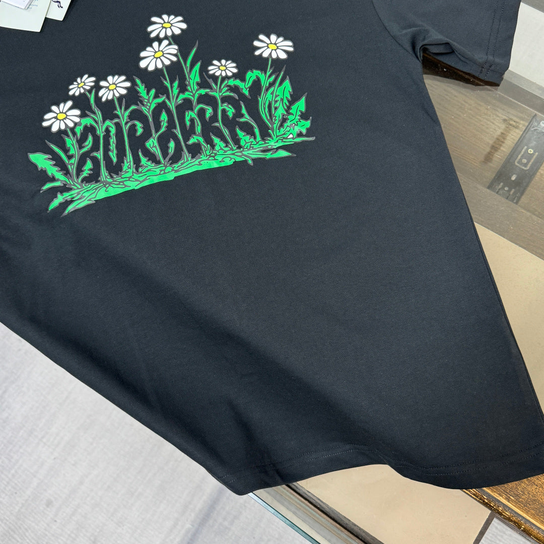 Latest short sleeved round neck T-shirt