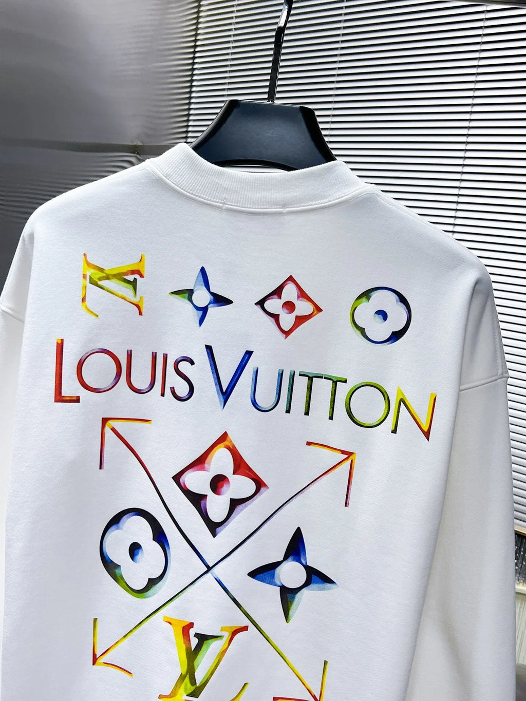 New long sleeved round neck sweatshirt