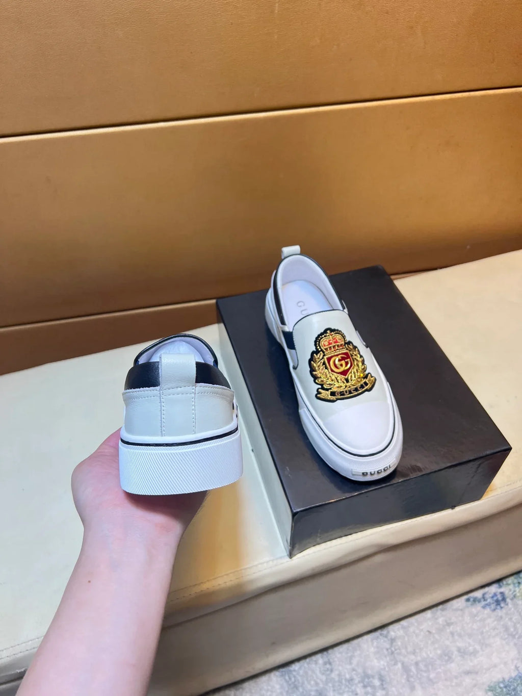 Modern style sports men's shoes