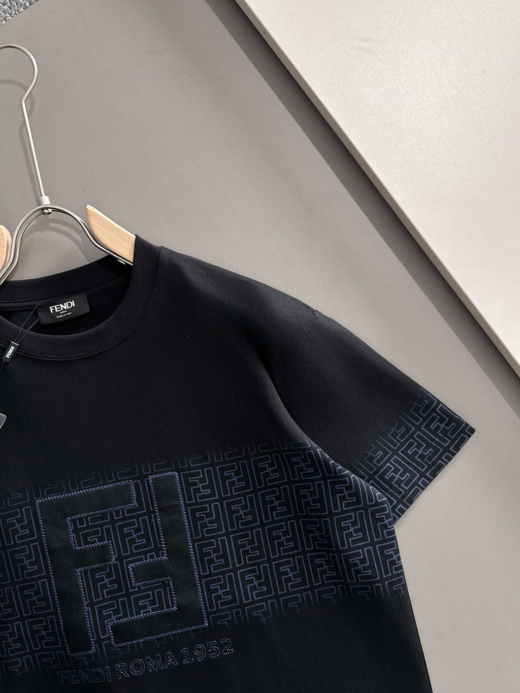 Leather granule embroidered letter short sleeved t-shirt