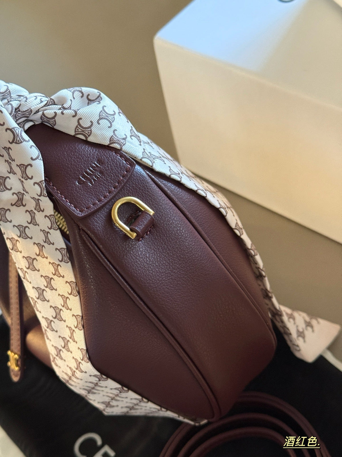 Crescent belt buckle armpit bag