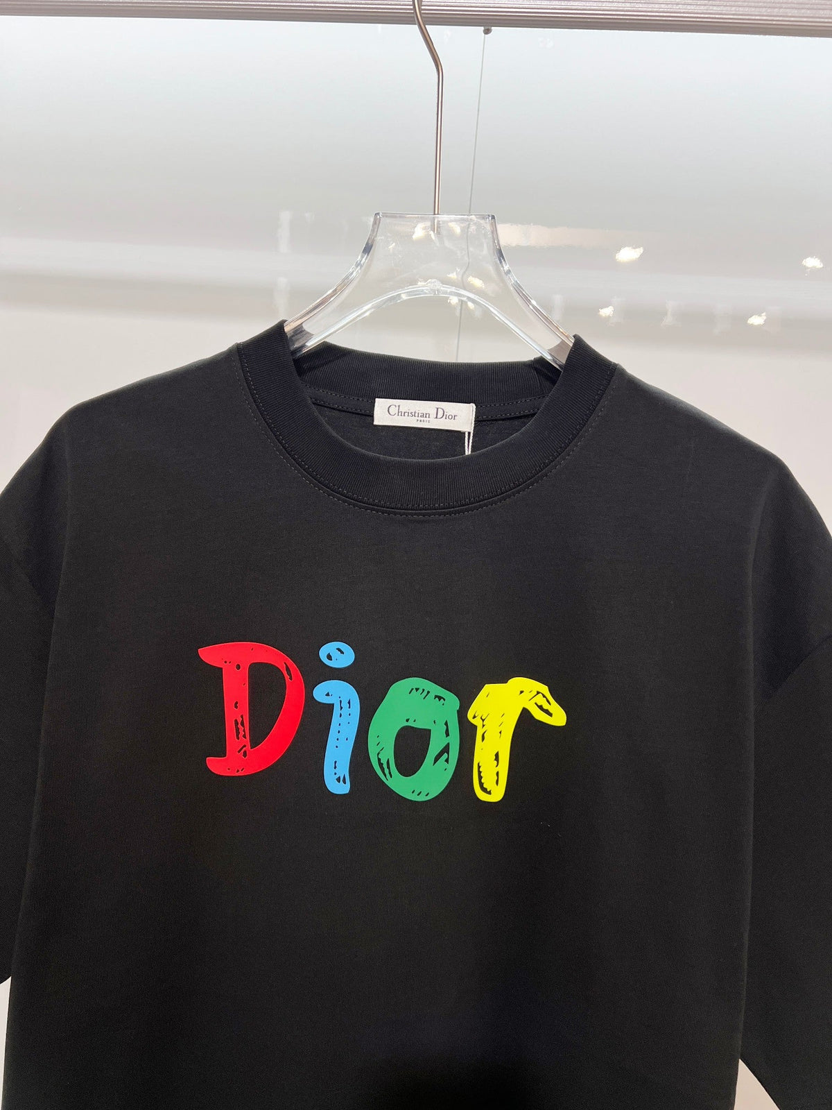 Minimally contrasting offset printed letter round neck T-shirt
