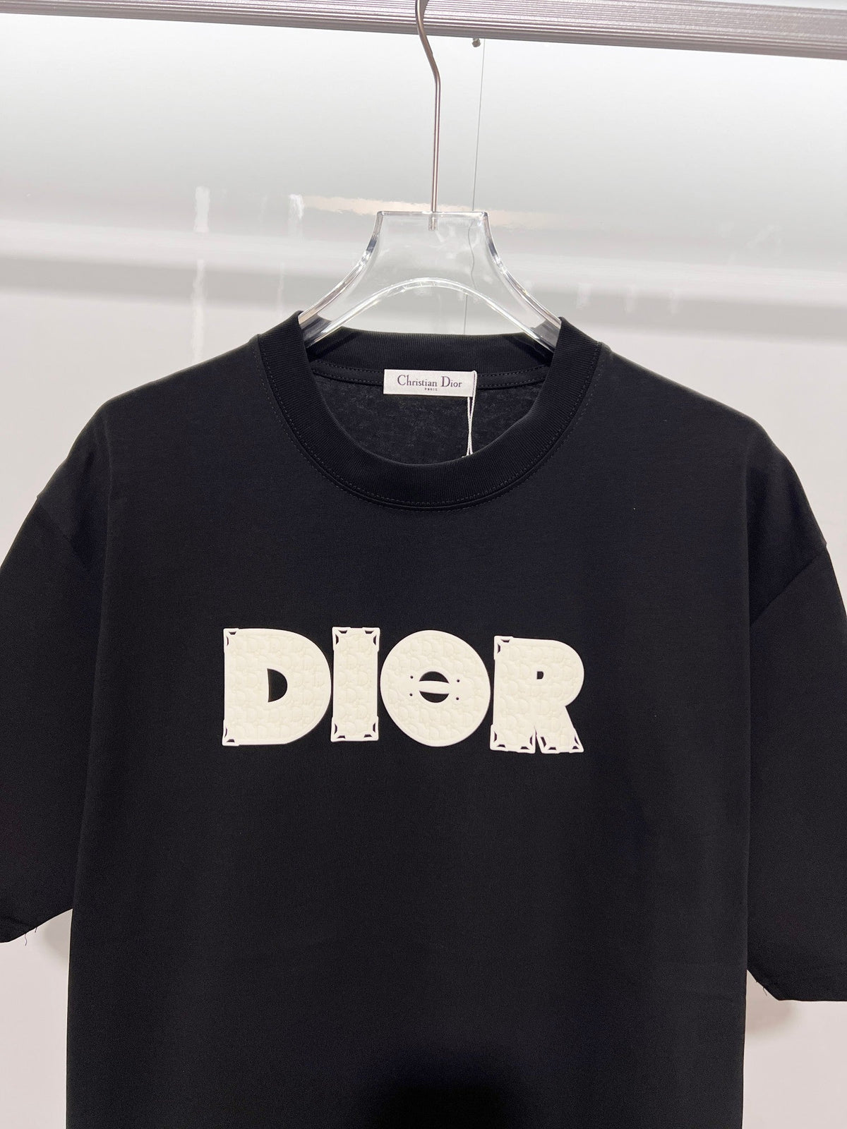 Solid color three-dimensional raised offset letter round neck T-shirt