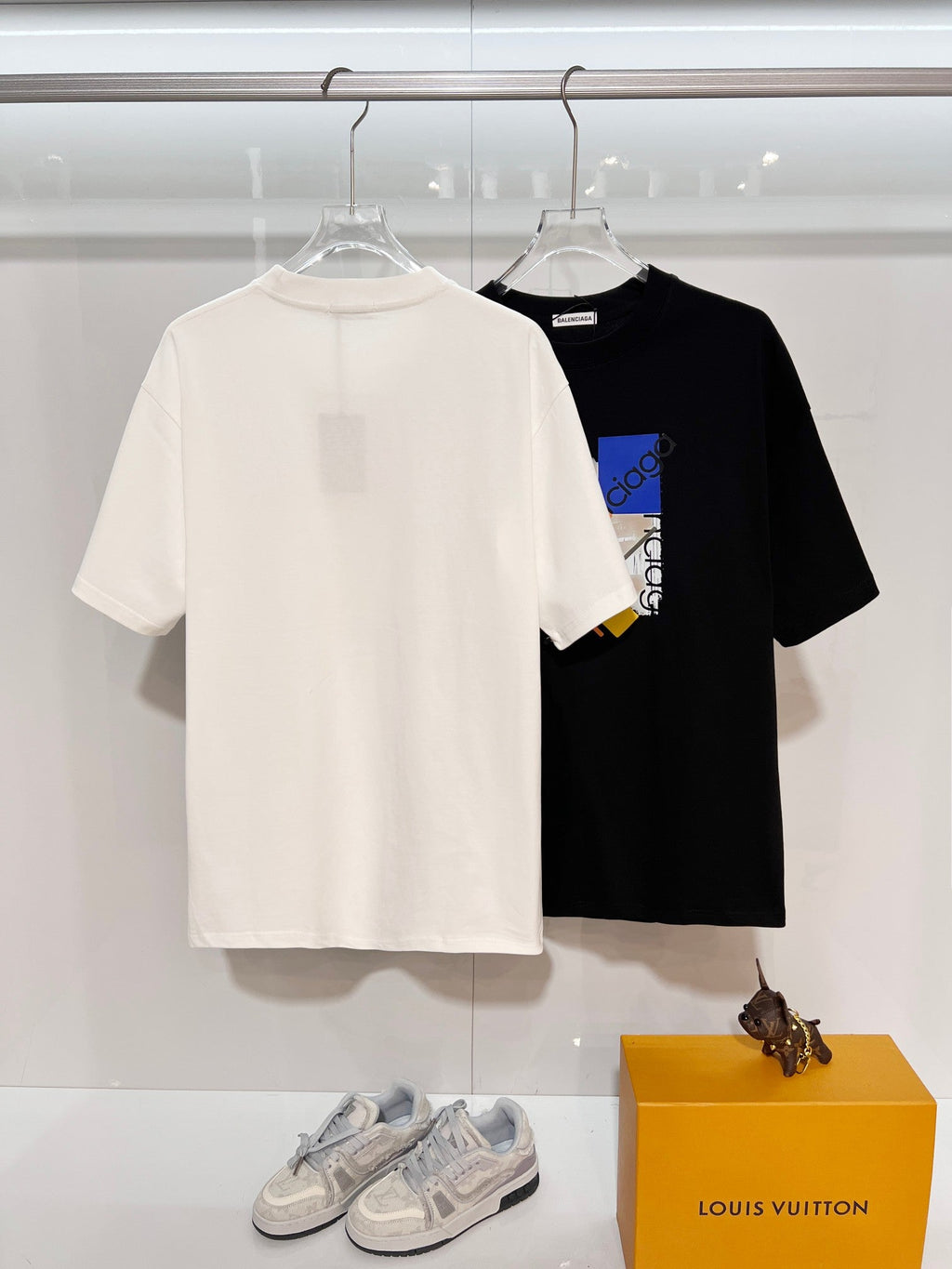 Color blocked graffiti letter round neck T-shirt