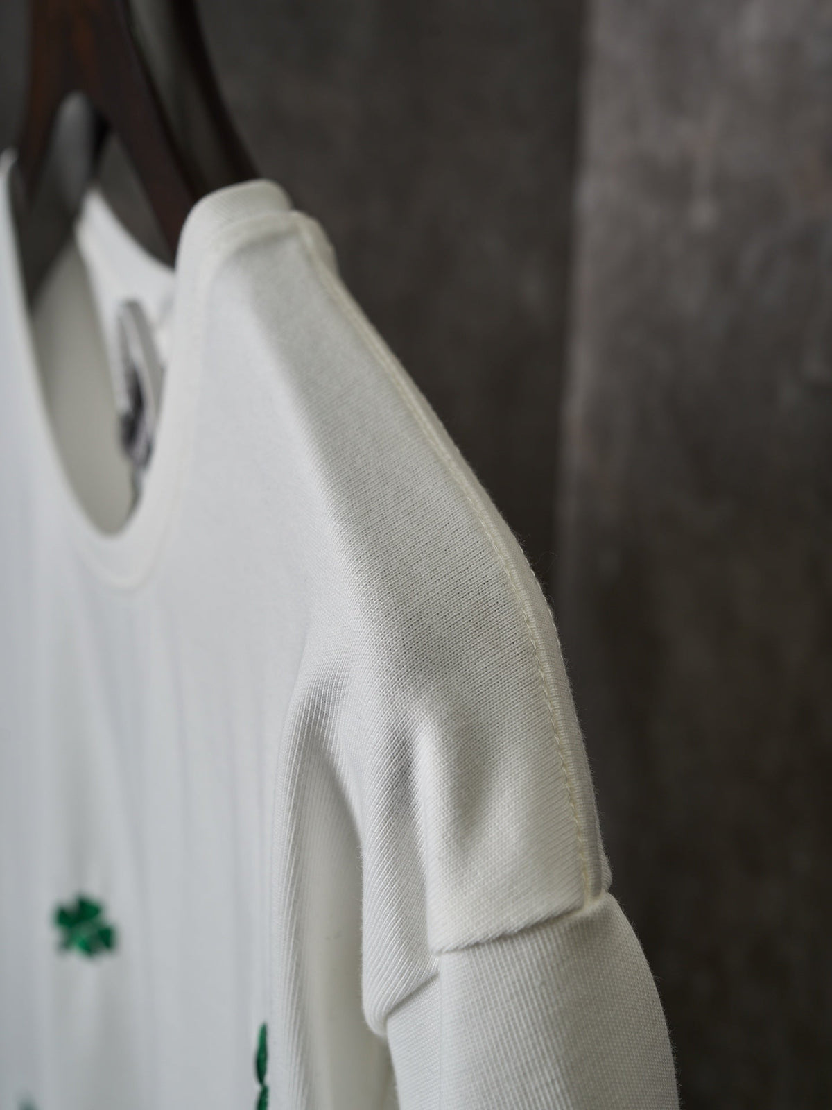 Four leaf clover embroidery pattern cotton loose round neck short sleeved T-shirt