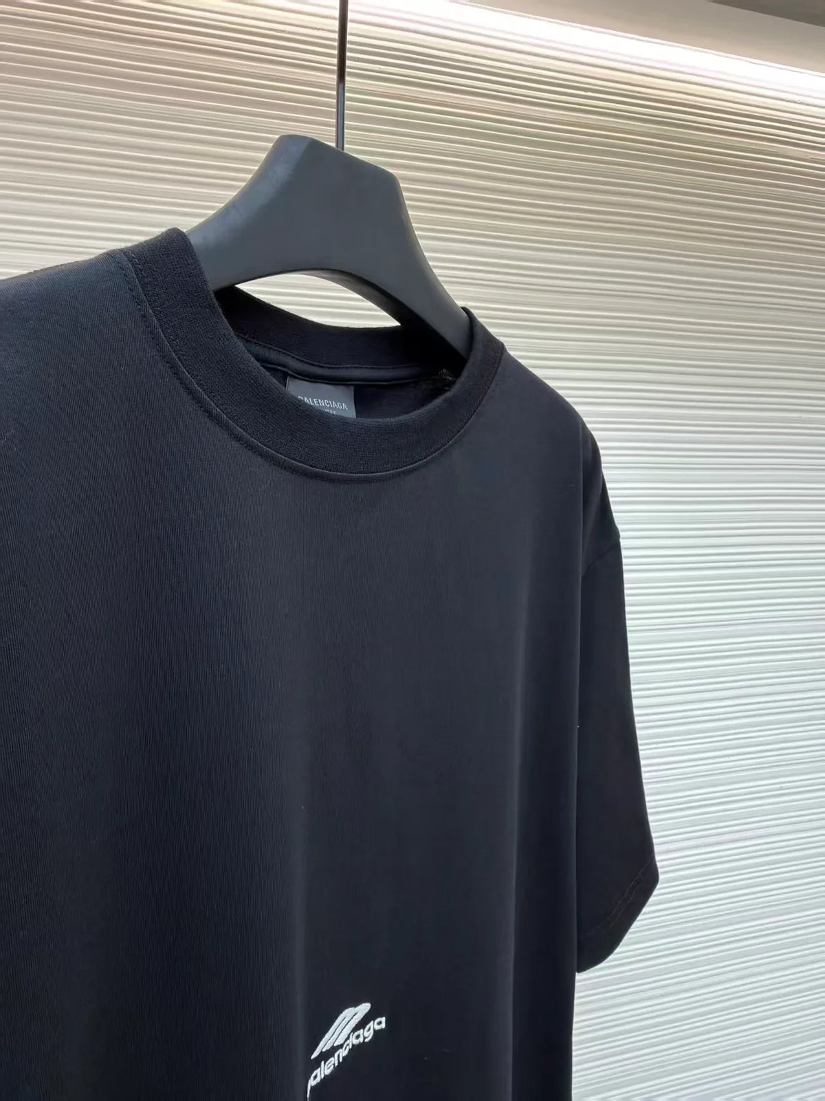 Embroidered round neck short sleeved shirt