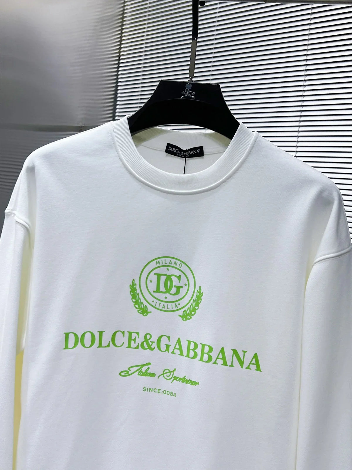 New long sleeved round neck sweatshirt