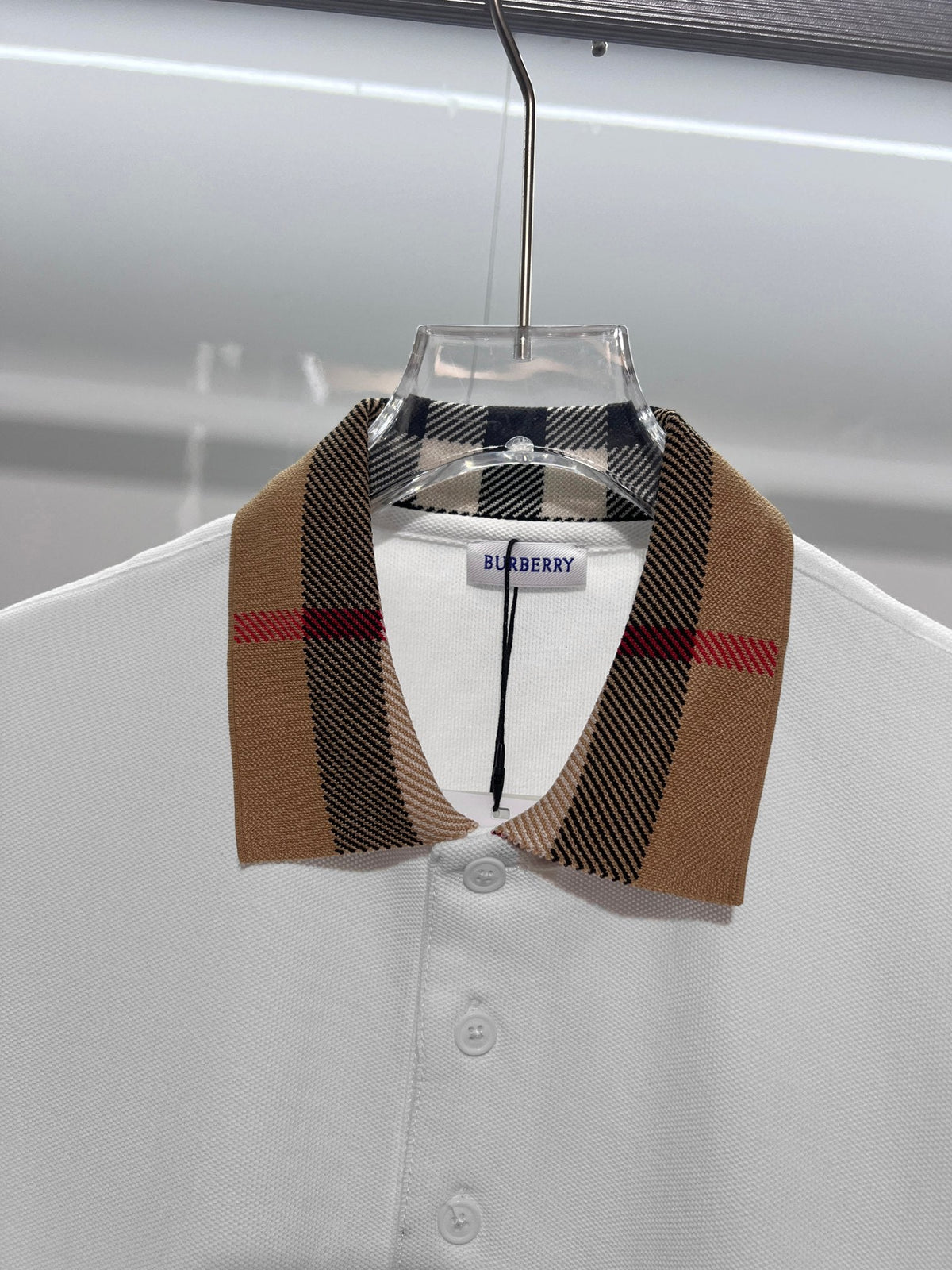 Minimally spliced contrasting plaid collar with letter polo shirt