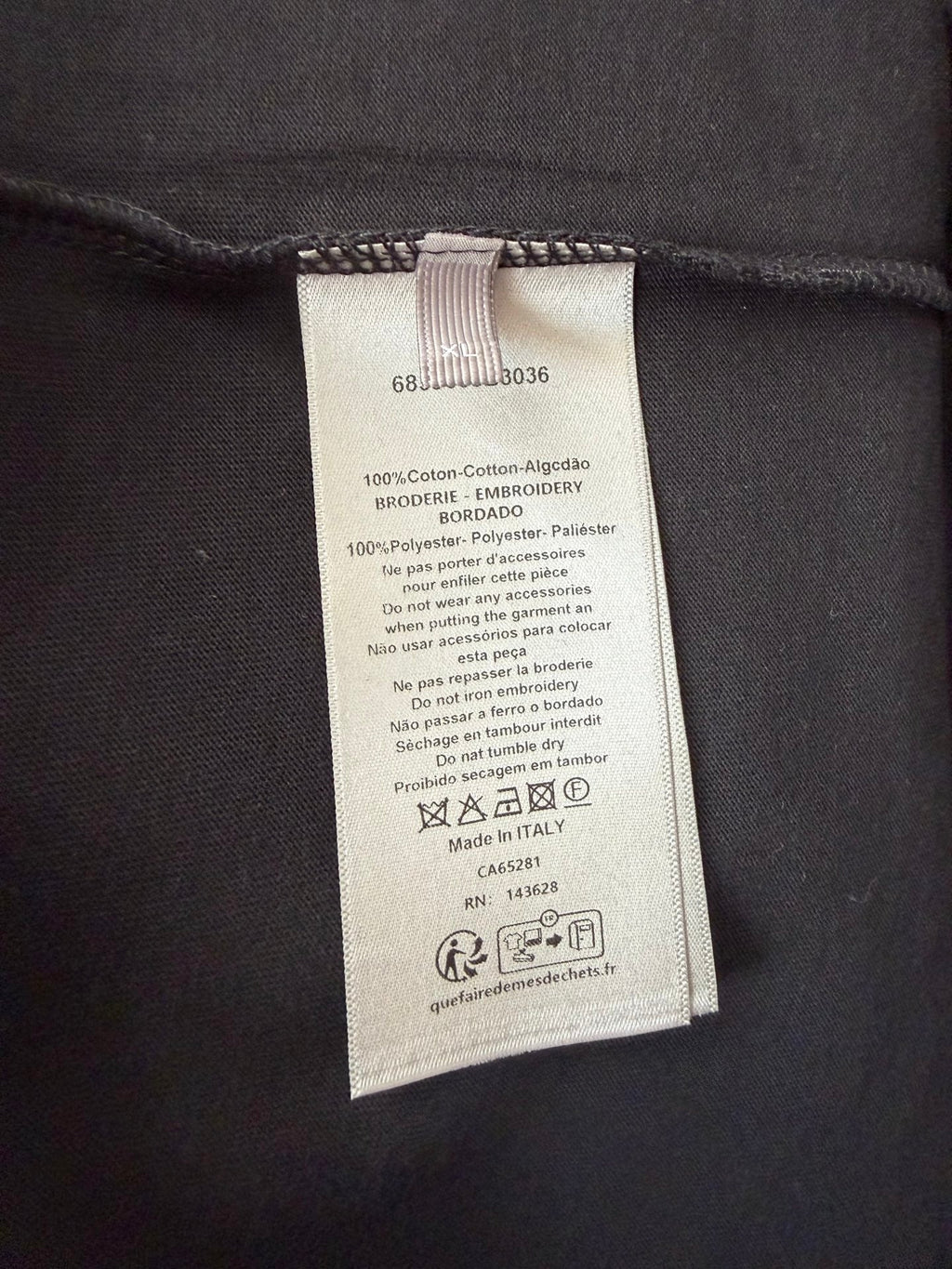 Short sleeved T-shirt with letter embroidery style