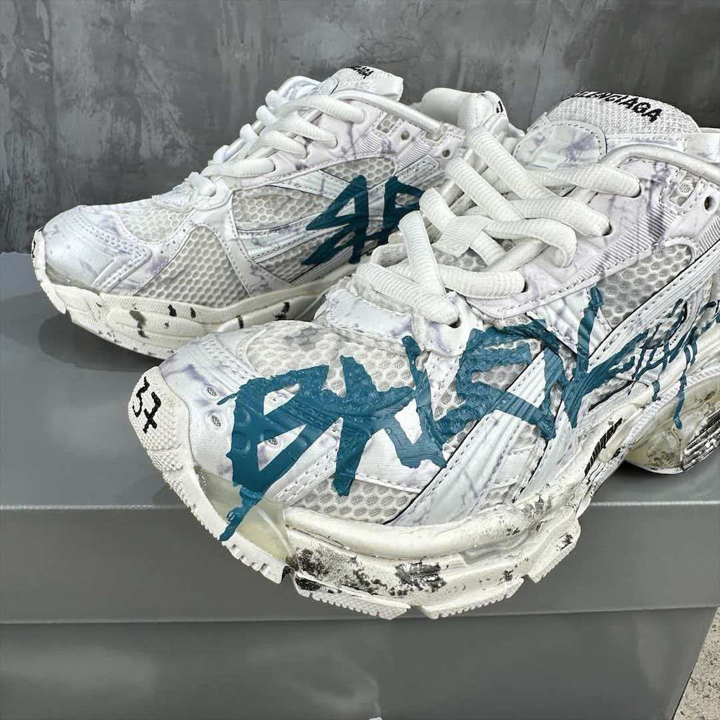 Wear and tear style sports shoes