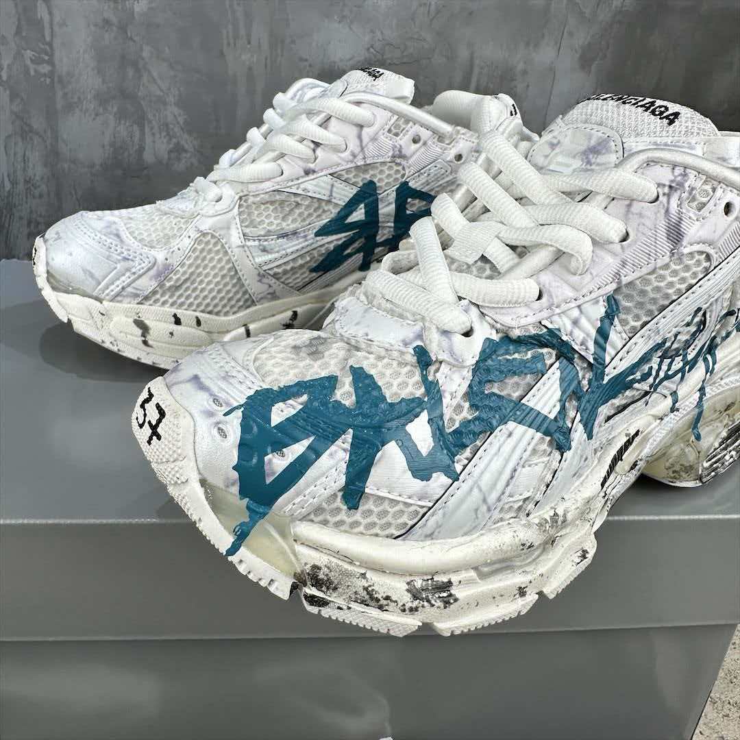 Wear and tear style sports shoes