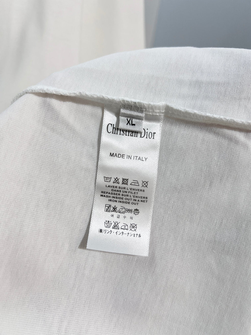Minimally contrasting offset printed letter round neck T-shirt
