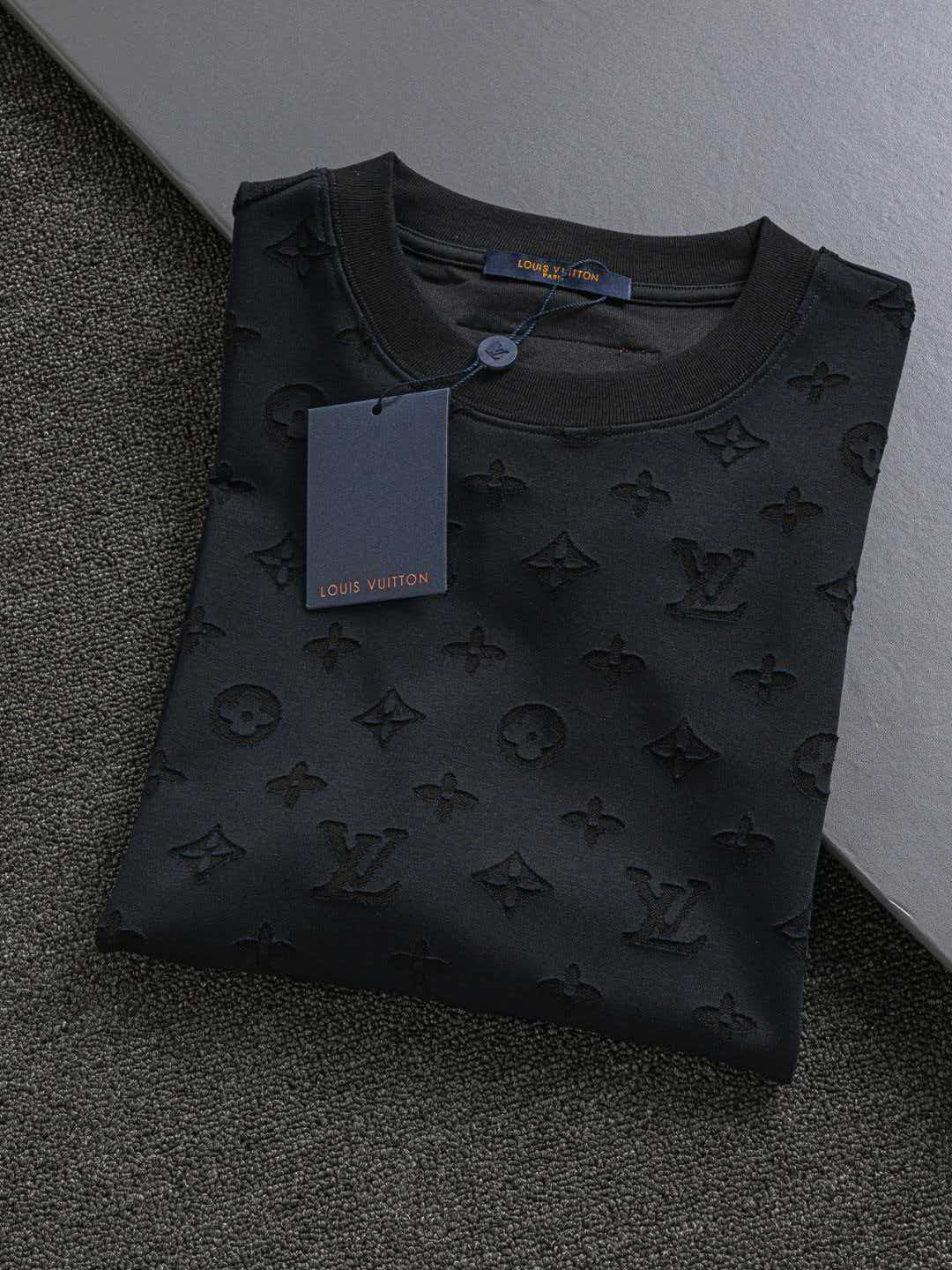 Full cut burnt letters short sleeved slightly wide