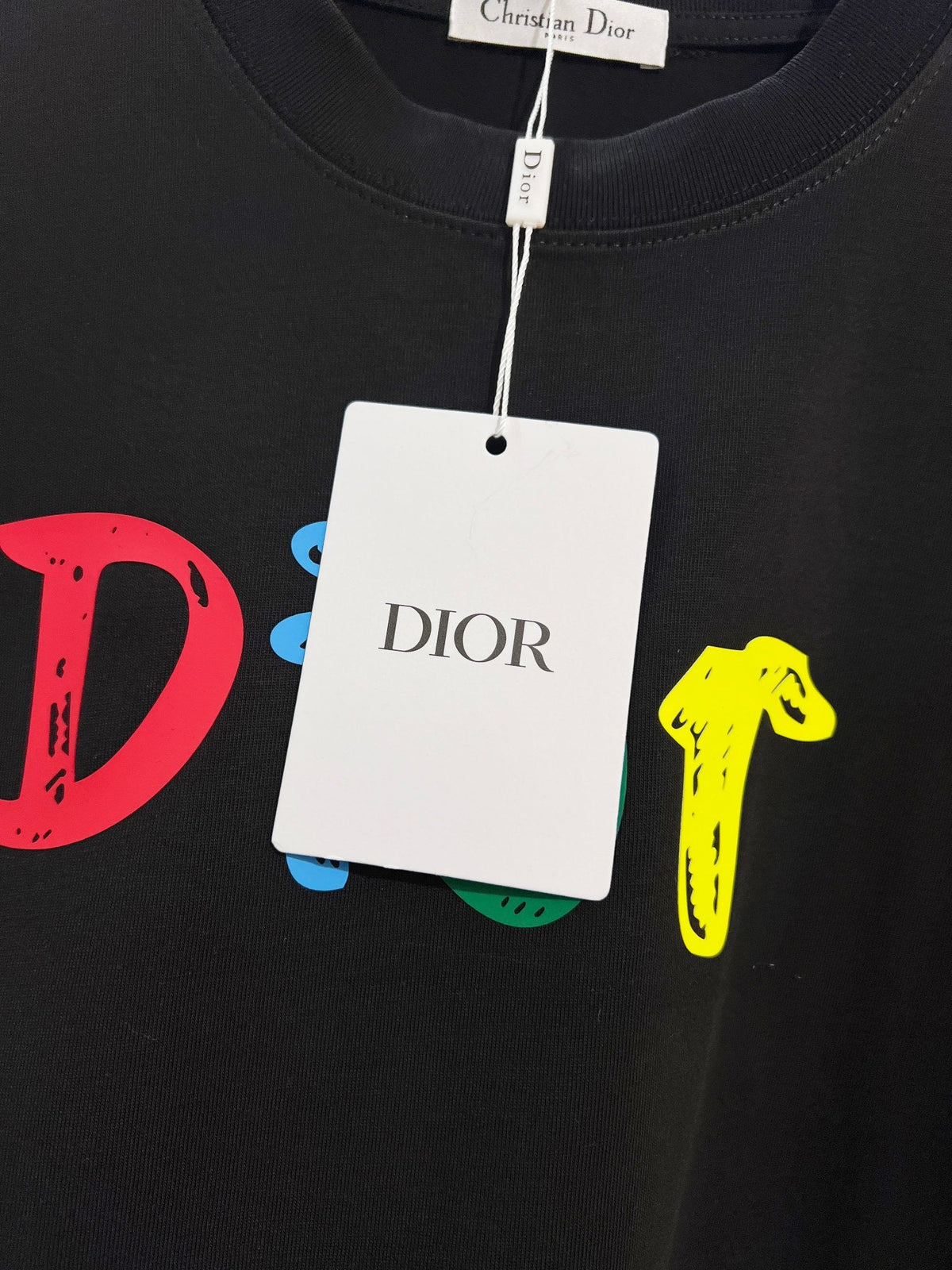 Minimally contrasting offset printed letter round neck T-shirt