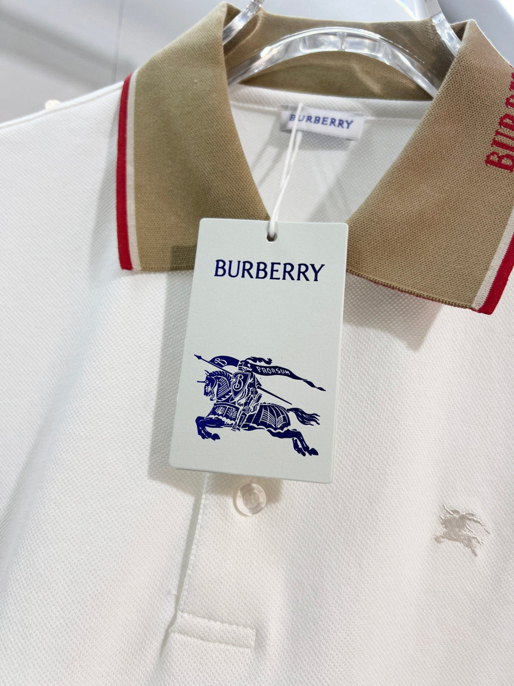 Color blocked flat machine collar with dark embroidery letters polo shirt