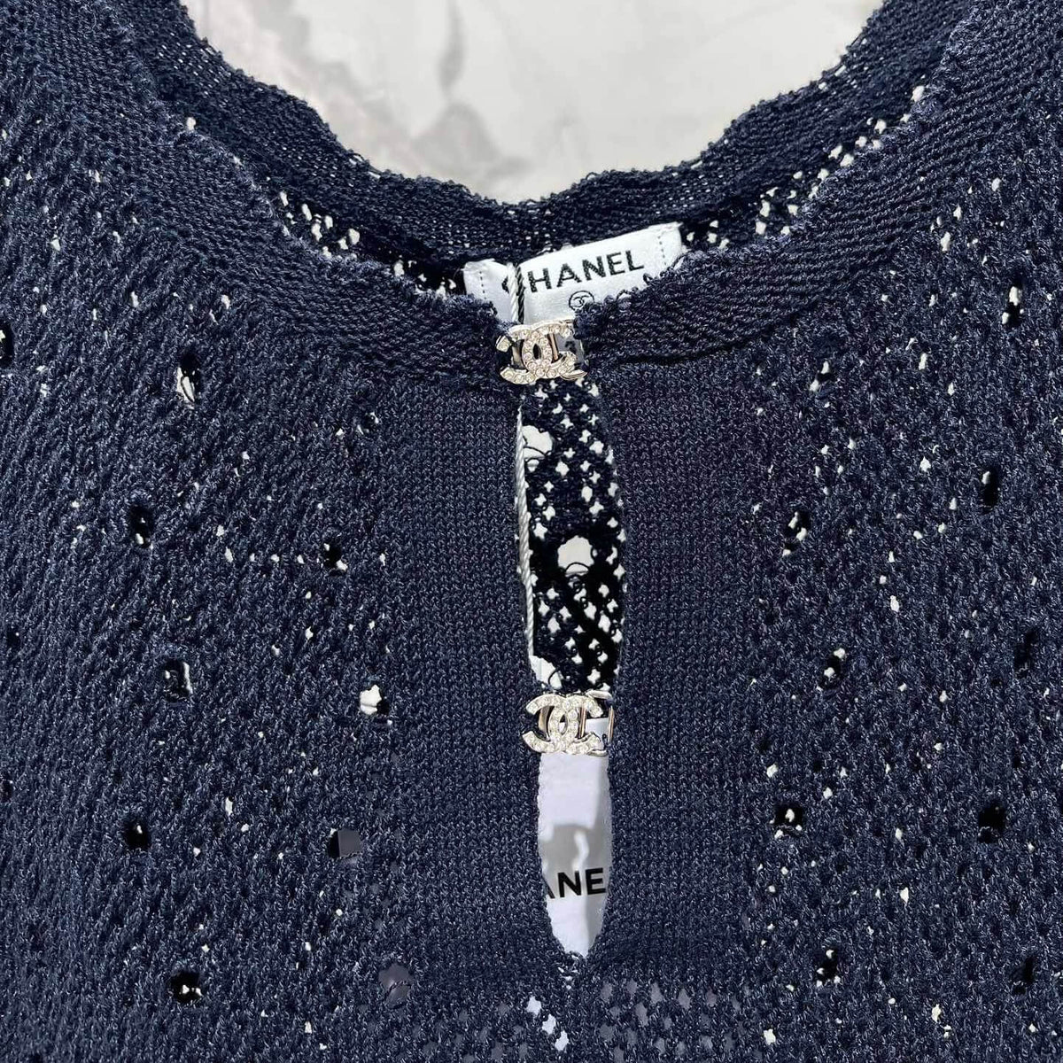 Minimalist Wave-Edge Cut-Out Vest