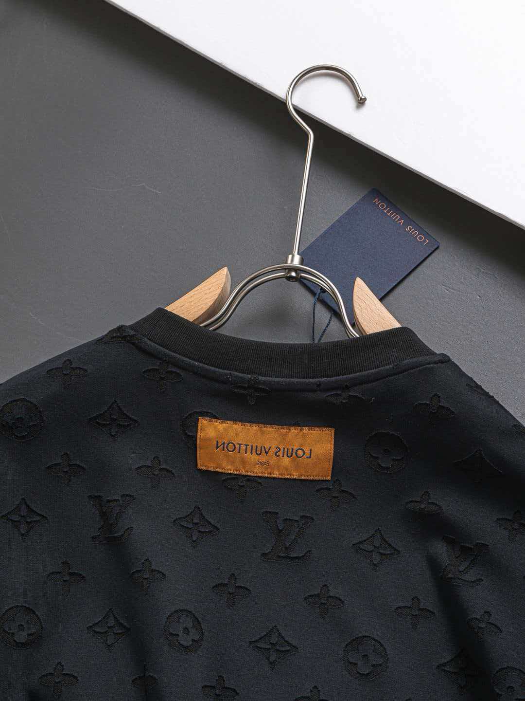 Full cut burnt letters short sleeved slightly wide