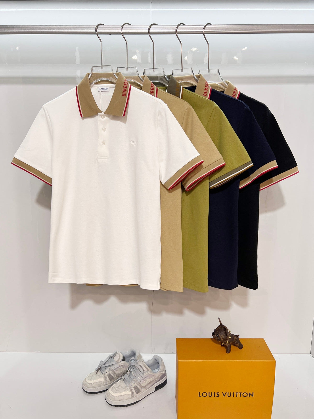 Color blocked flat machine collar with dark embroidery letters polo shirt