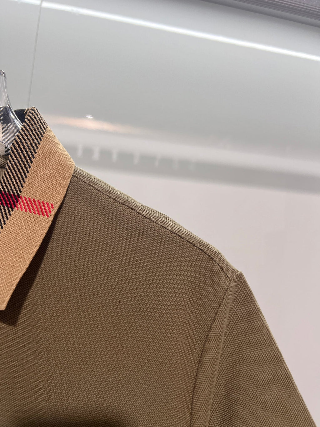 Minimally spliced contrasting plaid collar with letter polo shirt