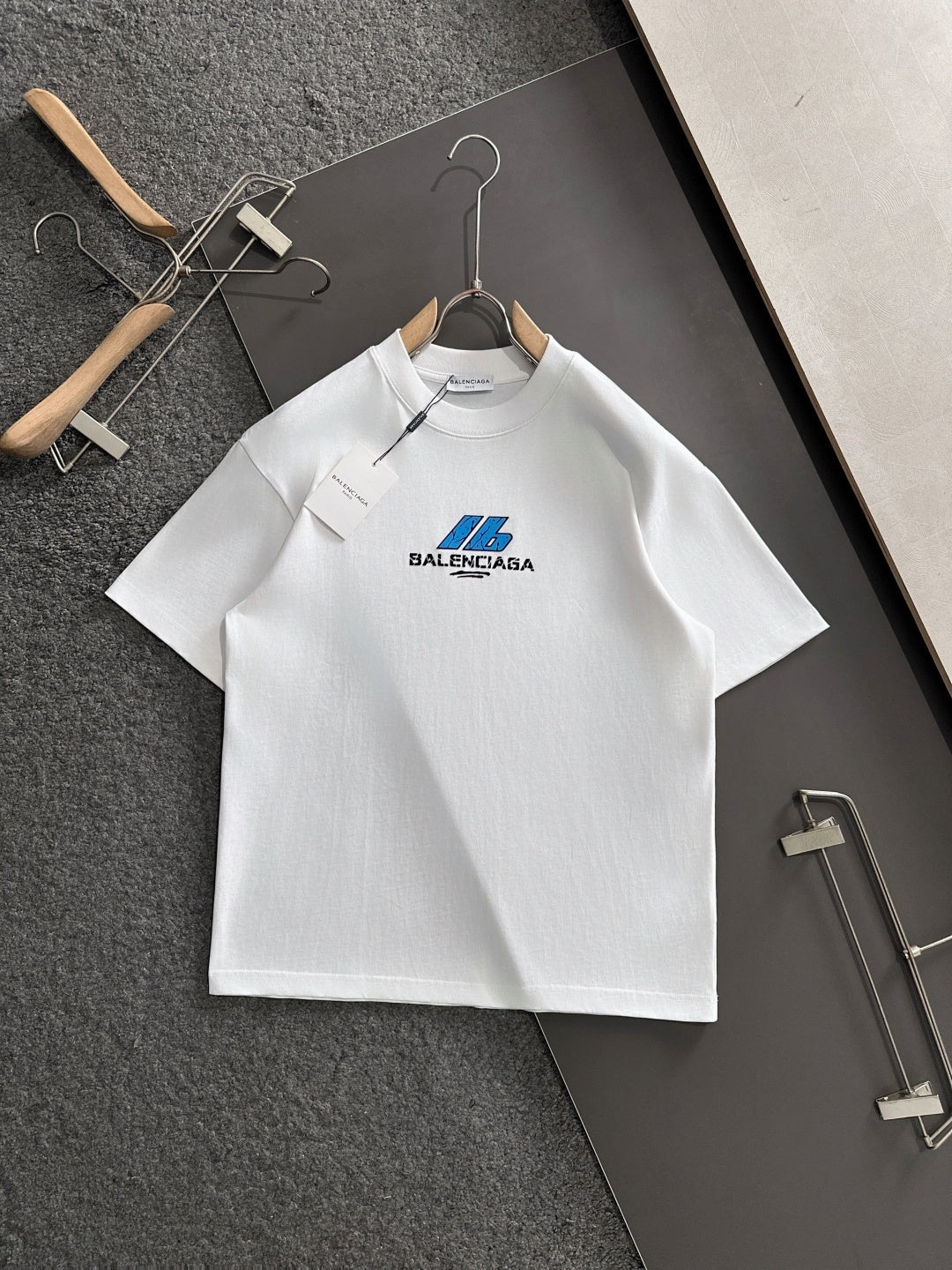 Versatile printed short sleeves