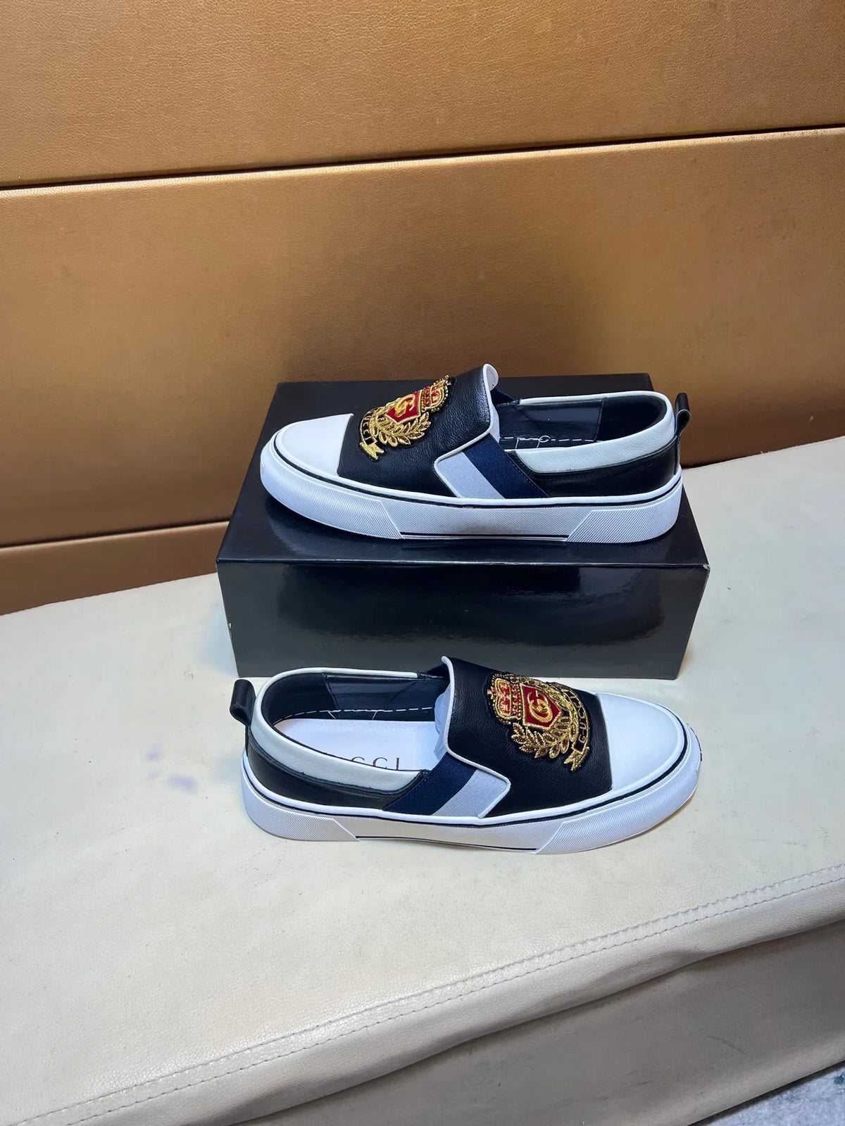 Modern style sports men's shoes