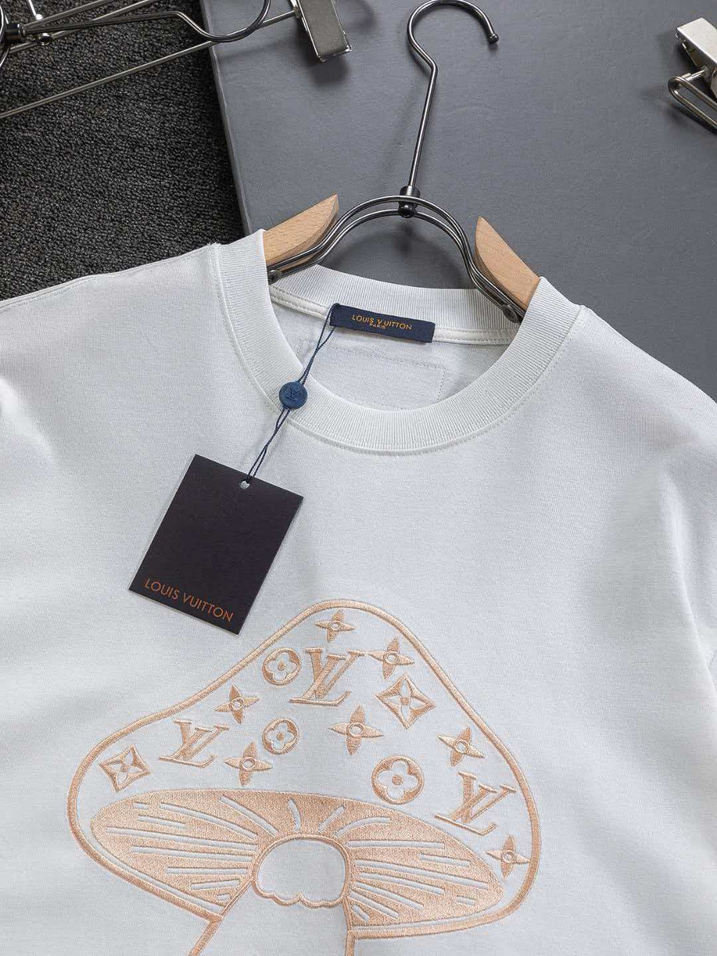 Mushroom on the chest 🍄 inlaid 🪡 Embroidered logo round neck short sleeved T-shirt
