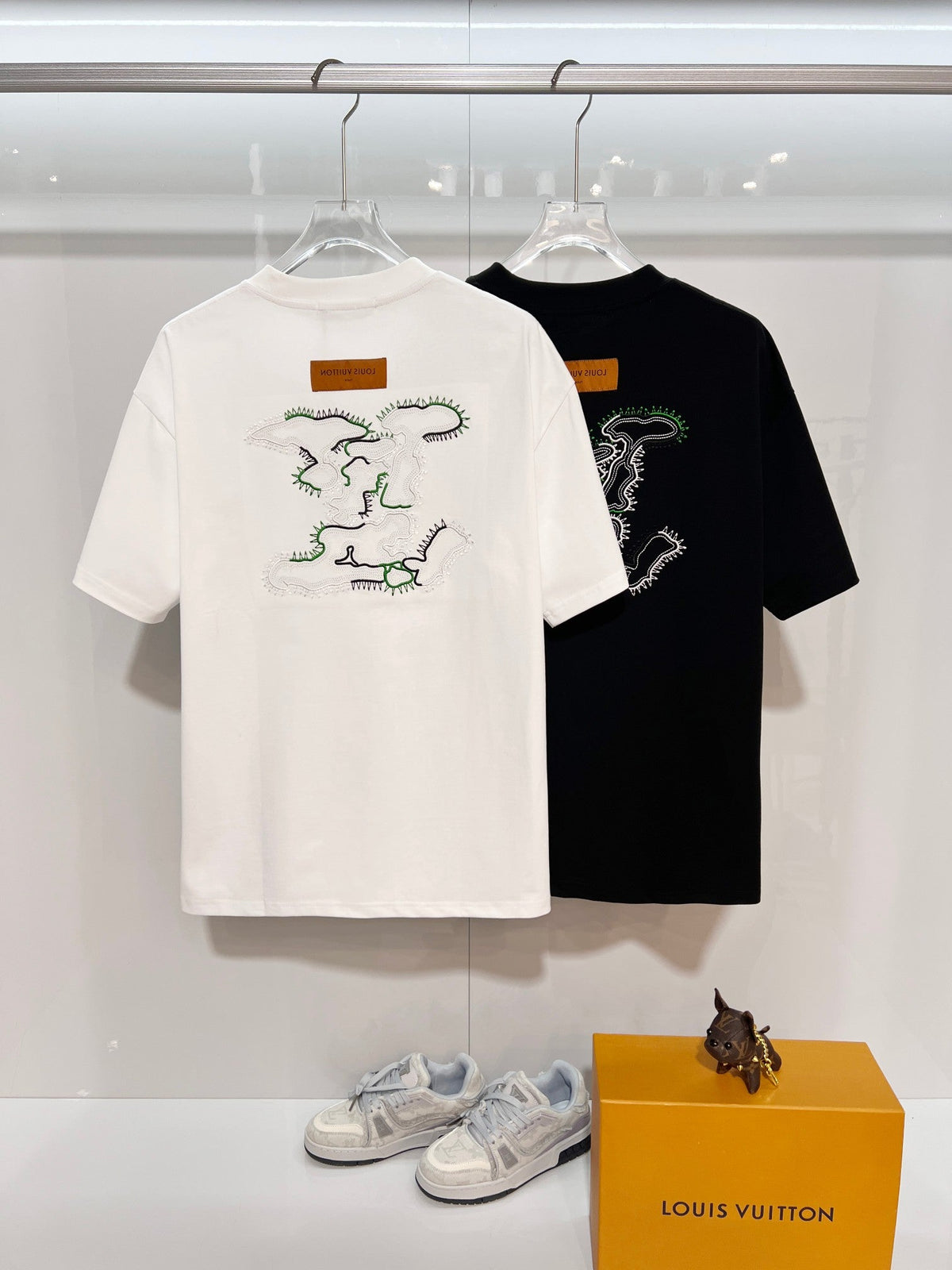 Front and back color blocked embroidered T-shirt with ten thousand stitches